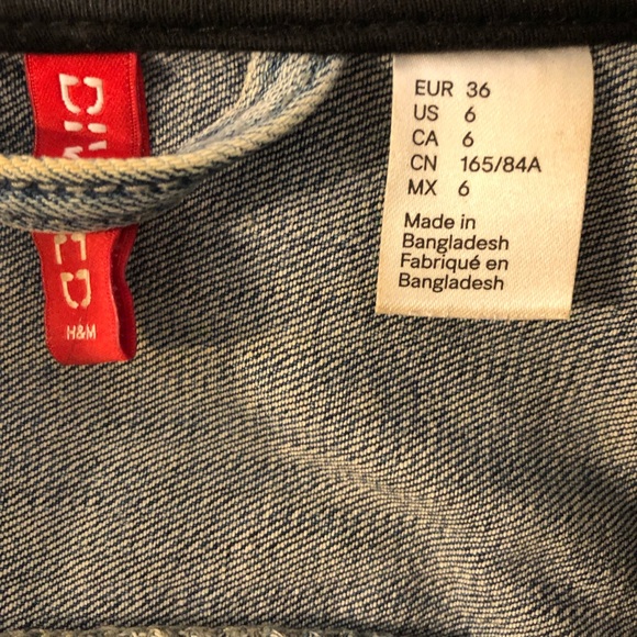 Cropped distressed denim jacket with black hoodie - Picture 2 of 6